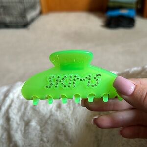 Skims claw clip